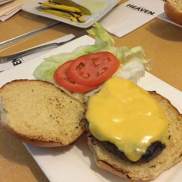 Foto tirada no(a) Burger Heaven por Buket O. em 6/4/2015