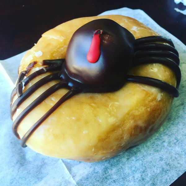 11/22/2015 tarihinde Diane T.ziyaretçi tarafından Zombee Donuts'de çekilen fotoğraf