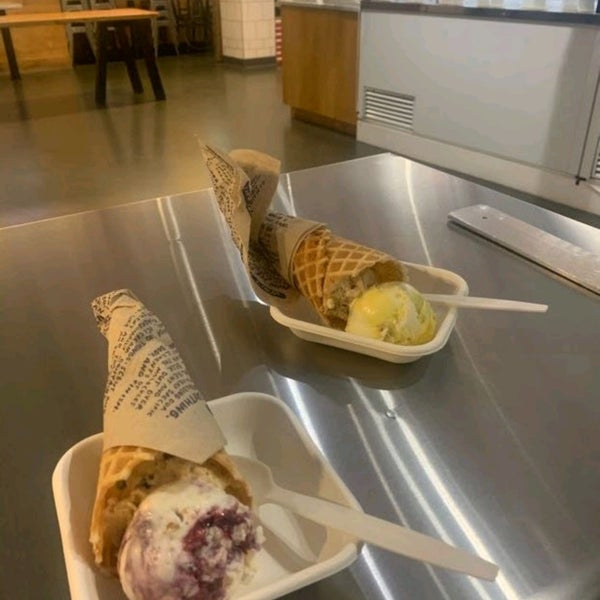 Photo taken at Jeni&#39;s Splendid Ice Creams by Danielle F. on 9/16/2020