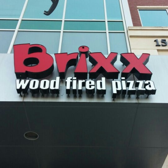 รูปภาพถ่ายที่ Brixx Wood Fired Pizza โดย Danielle F. เมื่อ 9/15/2015
