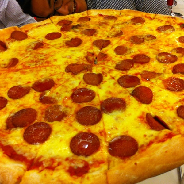 รูปภาพถ่ายที่ The Manhattan Pizza Company โดย Xavier T. เมื่อ 8/27/2013