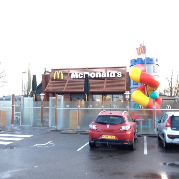 รูปภาพถ่ายที่ McDonald&#39;s โดย Johan P. เมื่อ 12/12/2015