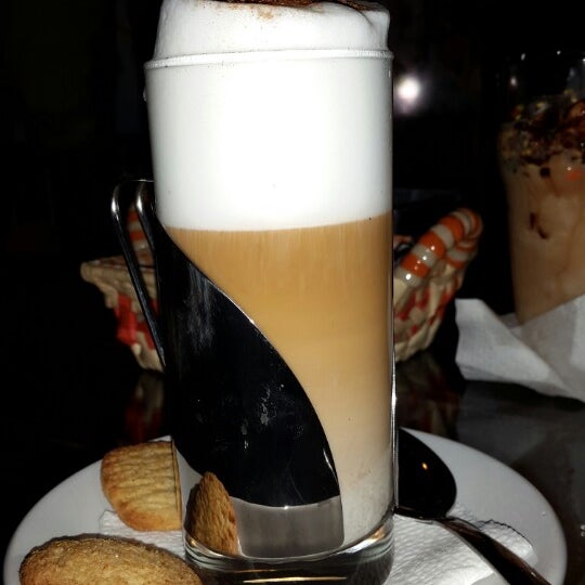 Foto tirada no(a) Café Montejo por mollochay juan j em 9/8/2014