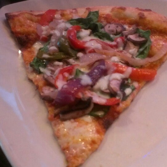 6/25/2013 tarihinde brukziyaretçi tarafından Slyce Pizza Bar'de çekilen fotoğraf