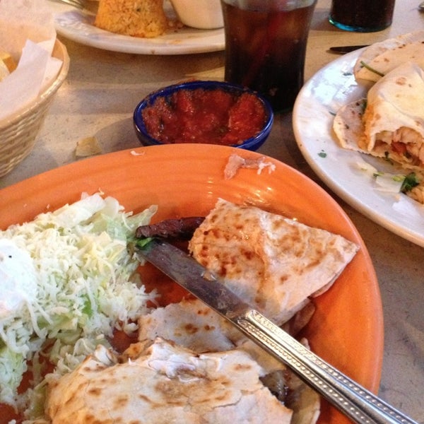 Снимок сделан в La Parrilla Mexican Restaurant пользователем Taylor T. 1/5/2013