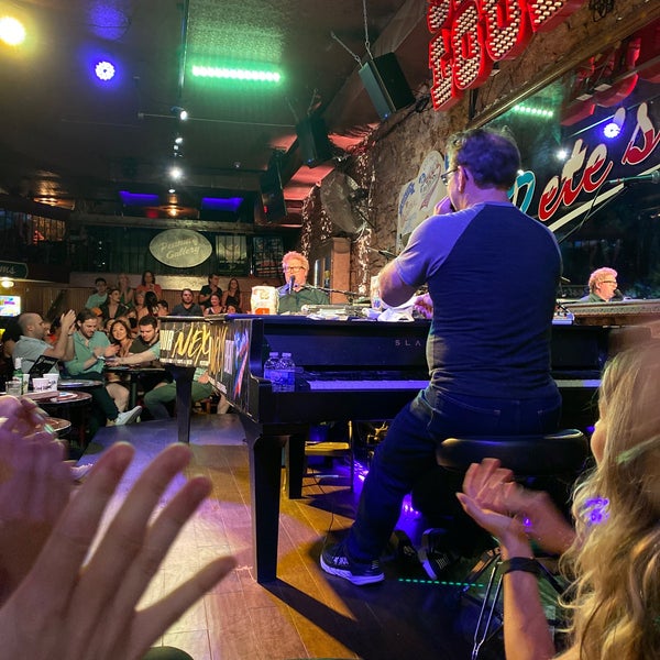 Photo taken at Pete&#39;s Dueling Piano Bar by MandyKat on 5/15/2022