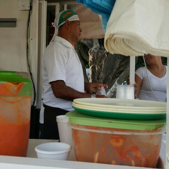 Foto scattata a Tacos de camarón El Machín da Chula C. il 5/24/2016