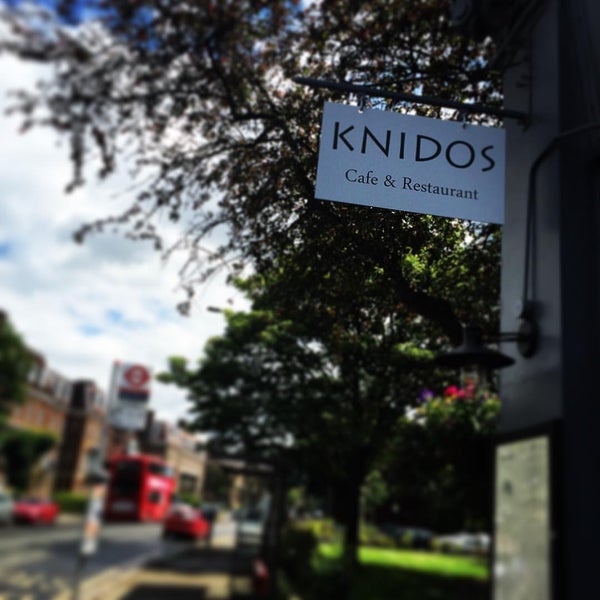 Photo prise au Knidos Cafe &amp; Restaurant par Knidos K. le6/15/2016