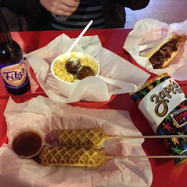 รูปภาพถ่ายที่ Steve&#39;s Hot Dogs &amp; Burgers โดย Keren G. เมื่อ 2/3/2016