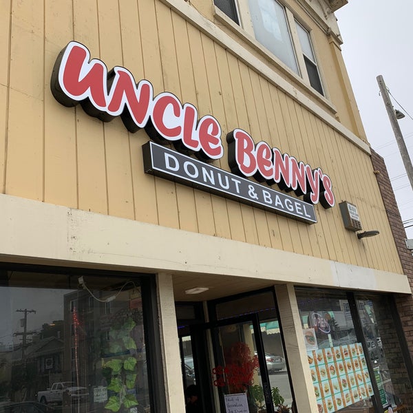 Снимок сделан в Uncle Benny&#39;s Donut &amp; Bagel пользователем Jason G. 9/3/2021
