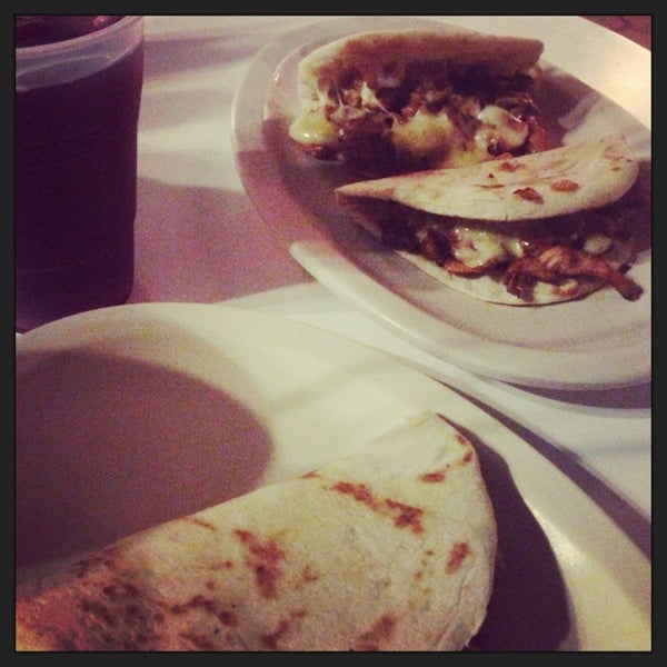 รูปภาพถ่ายที่ Restaurant Byblos - Comida y Tacos Arabes โดย Marina M. เมื่อ 5/3/2013