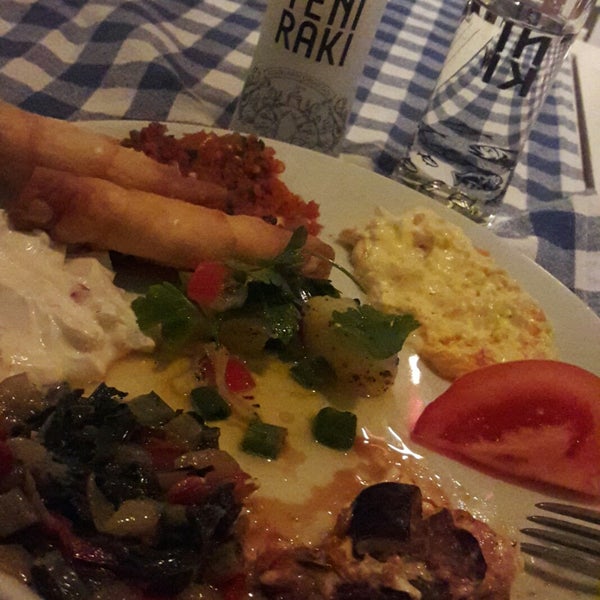 รูปภาพถ่ายที่ Marko Paşa Bitez Restaurant&amp;Cafe โดย Aysun A. เมื่อ 11/24/2017