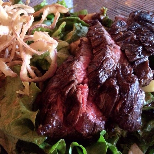 The steak salad here is devine. Filling, yet doesn't leave you feeling guilty.