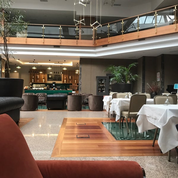 Ortamı, konumu ve odaları harika. Kahvaltısı ve Cam Teras Restaurantta yemekler çok güzel. Lobisi ve Starbucks kahve imkanı da harika