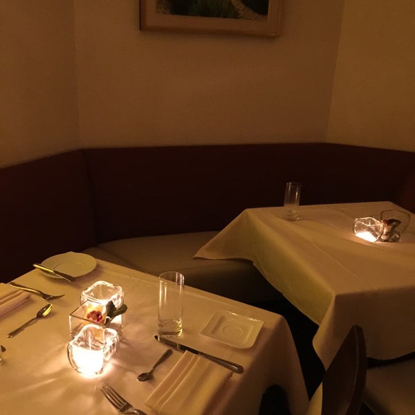 Das Foto wurde bei Restaurant Triomphe von Claire L. am 4/25/2015 aufgenommen