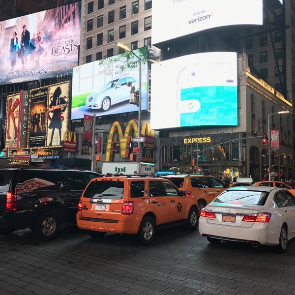 รูปภาพถ่ายที่ The Manhattan at Times Square Hotel โดย Ruud v. เมื่อ 10/31/2016