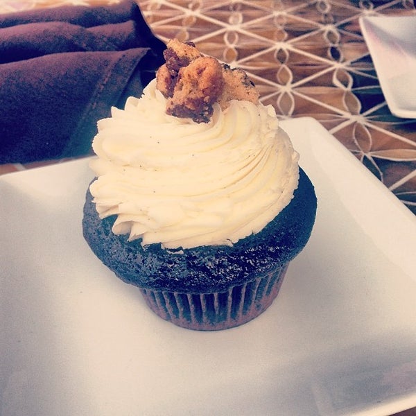 Photo taken at Crème Cupcake + Dessert by Lizzy S. on 9/14/2013