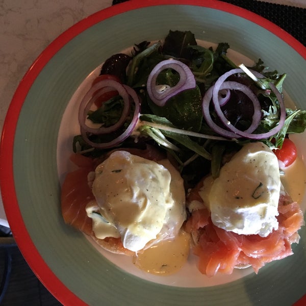 the venue features Saturday and Sunday brunch with $15 bottomless mimosa or Bellini deals. Norwegian Benedicts (on muffin, with salmon and hollandaise) were great!