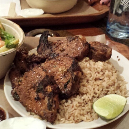 Foto tirada no(a) Loya Organic Middle Eastern Grill por R T. em 2/11/2014