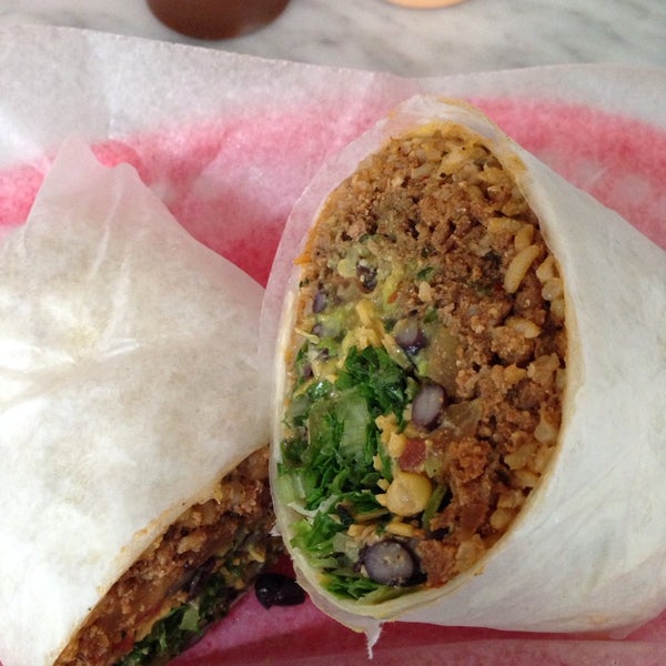 9/27/2013 tarihinde Rebecca N.ziyaretçi tarafından Five Tacos'de çekilen fotoğraf