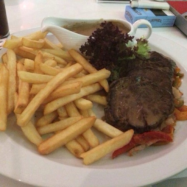 Foto diambil di Maxine Cafe &amp; Restaurant مطعم ماكسين oleh Al O. pada 1/18/2014