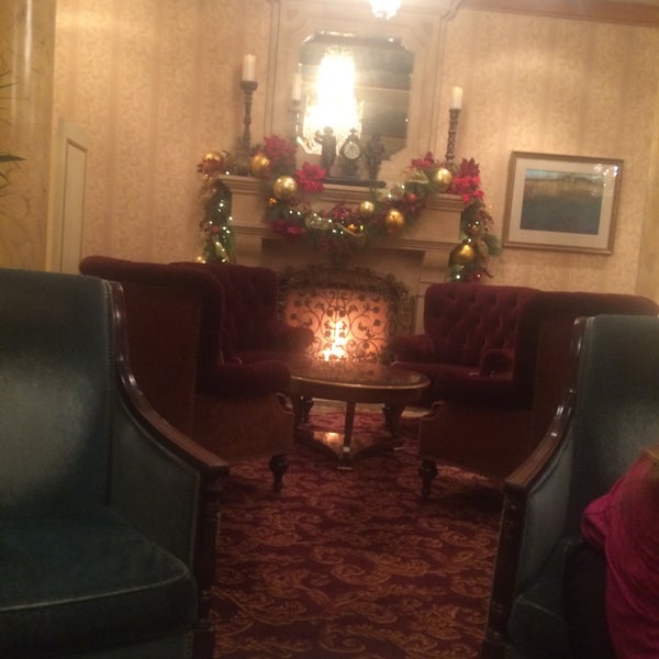 Das Foto wurde bei The Saint Paul Hotel von Ganell D. am 12/9/2015 aufgenommen