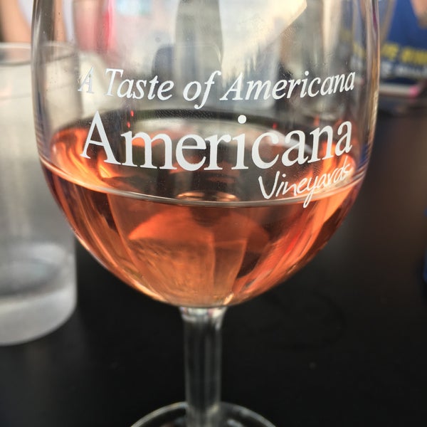 รูปภาพถ่ายที่ Americana Vineyards &amp; Winery โดย Adrienne R. เมื่อ 6/5/2016