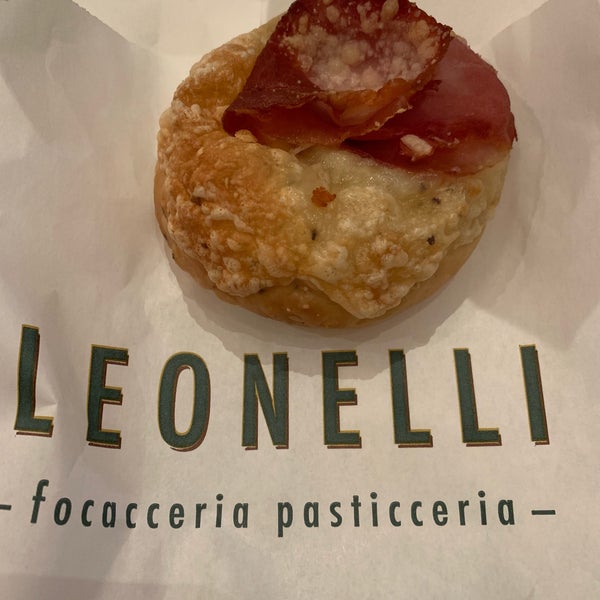 Foto tirada no(a) Leonelli Bakery por Adrienne R. em 2/8/2019