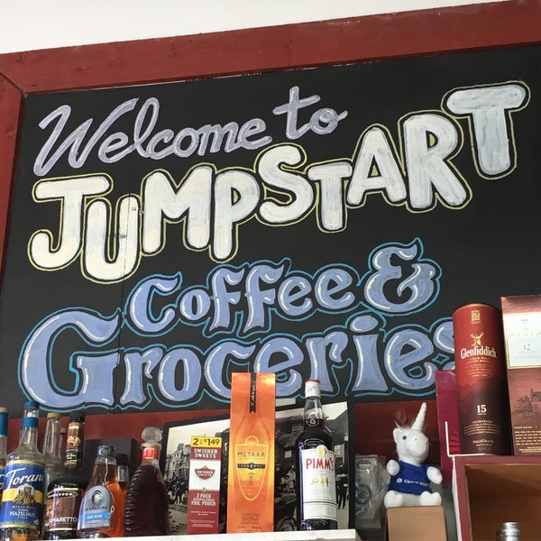 รูปภาพถ่ายที่ Jump Start Coffee &amp; Grocery โดย Conor M. เมื่อ 12/4/2017