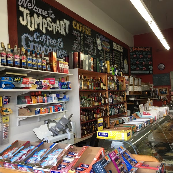 รูปภาพถ่ายที่ Jump Start Coffee &amp; Grocery โดย Conor M. เมื่อ 6/10/2018