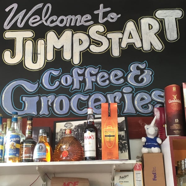 Foto tomada en Jump Start Coffee &amp; Grocery  por Conor M. el 10/27/2017