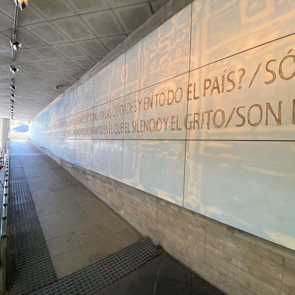 รูปภาพถ่ายที่ Museo de la Memoria y los Derechos Humanos โดย Conor M. เมื่อ 4/12/2022
