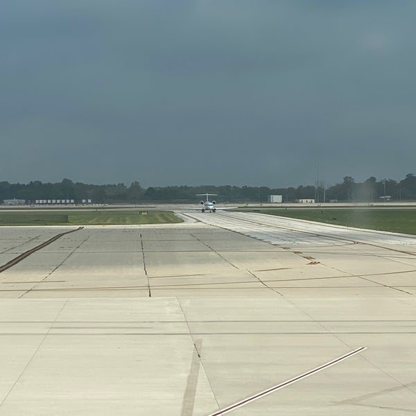 รูปภาพถ่ายที่ Dayton International Airport (DAY) โดย Braden J. เมื่อ 7/30/2021