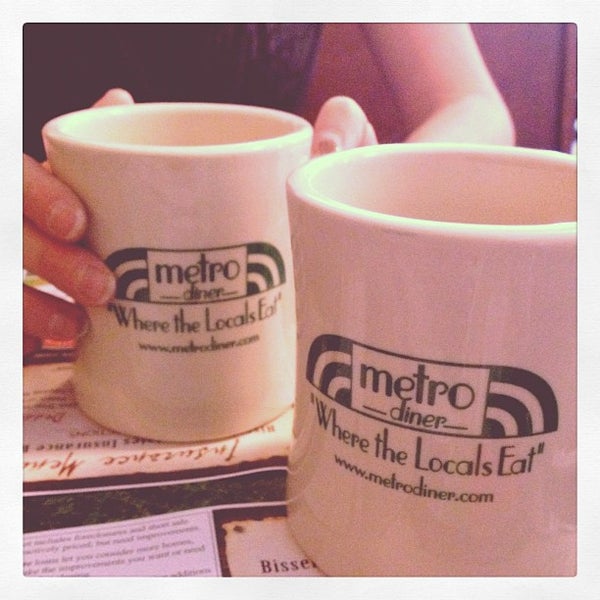 12/14/2012 tarihinde Jenny G.ziyaretçi tarafından Metro Diner'de çekilen fotoğraf