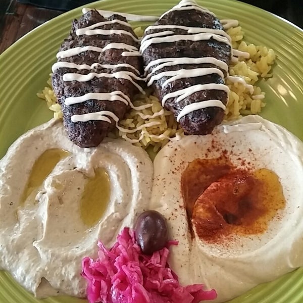 รูปภาพถ่ายที่ Mazah Mediterranean Eatery โดย Ronnie เมื่อ 1/16/2015