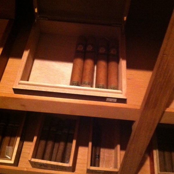 5/31/2014에 Cyril S.님이 The Leaf Cigar Lounge에서 찍은 사진