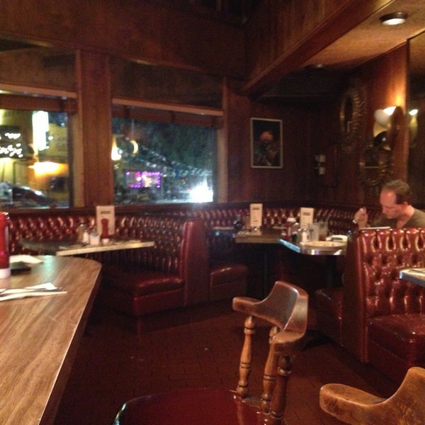 รูปภาพถ่ายที่ Brite Spot Family Restaurant โดย Beth M. เมื่อ 5/9/2013