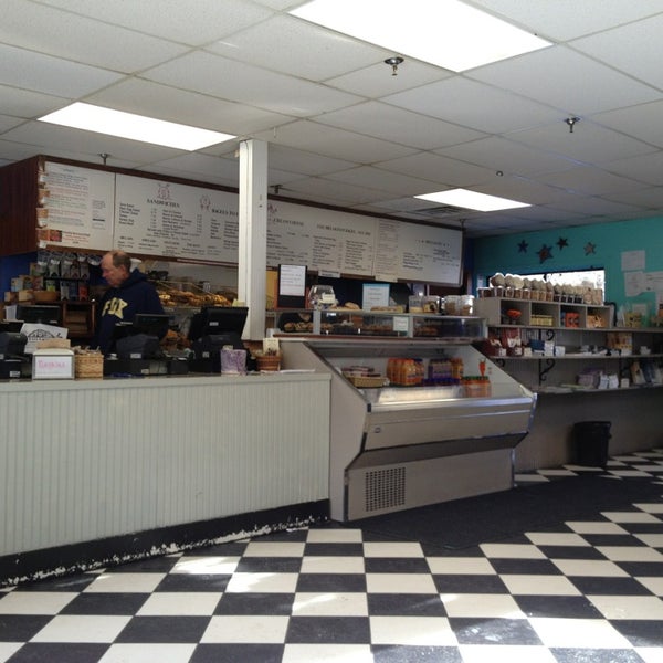 1/2/2013 tarihinde Matt D.ziyaretçi tarafından Cape Cod Bagel Cafe'de çekilen fotoğraf