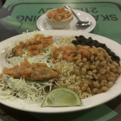 11/28/2012 tarihinde William L.ziyaretçi tarafından Wahoo&#39;s Fish Taco NorCal'de çekilen fotoğraf