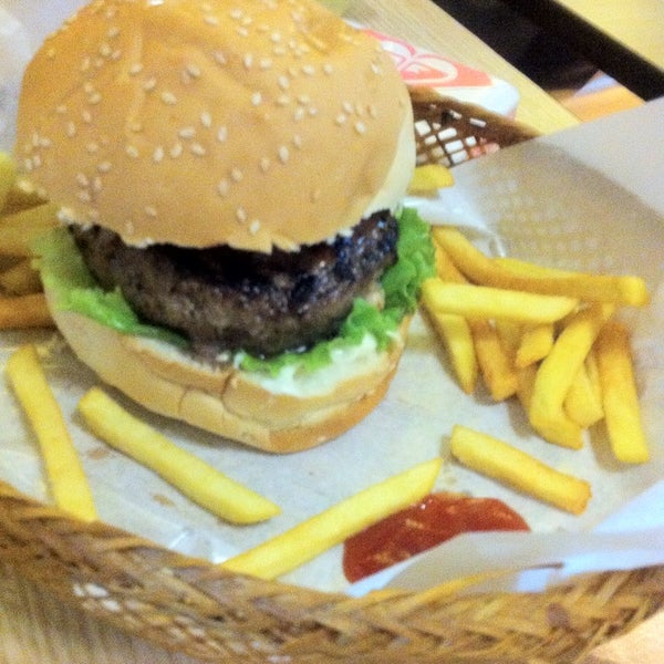 10/17/2014にHans Angelo T.がStuff Over Burger Cafeで撮った写真