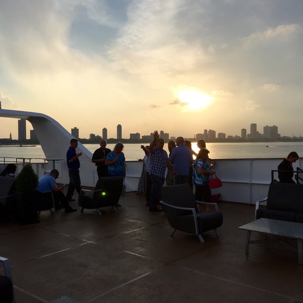 Foto tomada en Odyssey Cruises  por Matthew Wonsuk K. el 7/14/2015