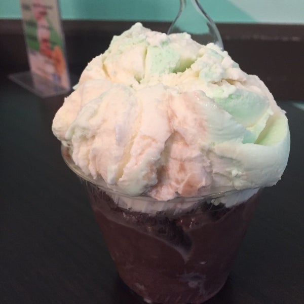 3/12/2016にLynn C.がGeorge&#39;s Ice Cream &amp; Sweetsで撮った写真