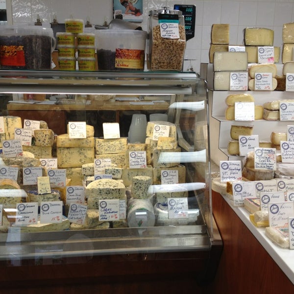 Das Foto wurde bei Ideal Cheese Shop von Jenny S. am 6/8/2013 aufgenommen