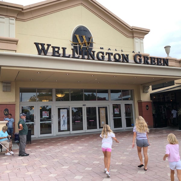 Das Foto wurde bei The Mall at Wellington Green von J C. am 6/16/2019 aufgenommen