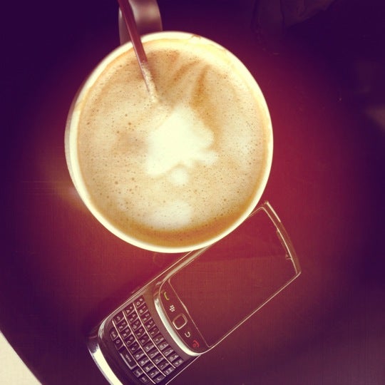 9/26/2012 tarihinde Desy U.ziyaretçi tarafından CoffeeBen&#39;s &amp; Resto'de çekilen fotoğraf