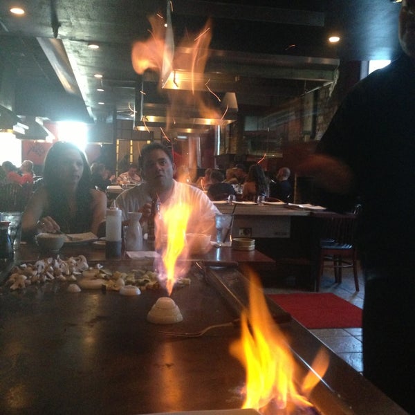 6/20/2013 tarihinde Linda G.ziyaretçi tarafından Sumo Japanese Steakhouse'de çekilen fotoğraf