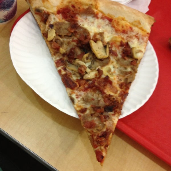 Снимок сделан в Cassiano&#39;s Pizza пользователем E B. 5/21/2013