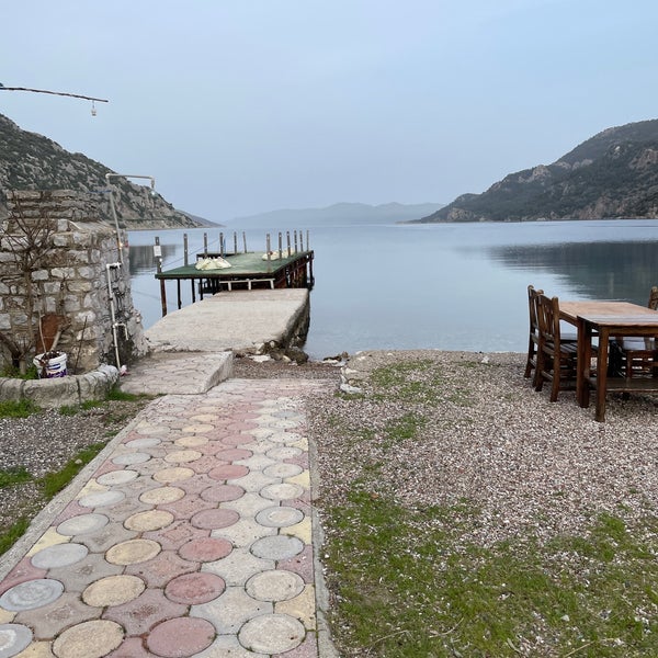 Foto tomada en Delikyol Deniz Restaurant Mehmet’in Yeri  por Salih C. el 4/4/2022