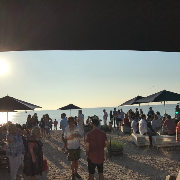 Das Foto wurde bei Navy Beach Restaurant von Antonella am 7/16/2017 aufgenommen