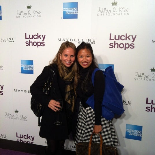 12/7/2012 tarihinde Kathryn C.ziyaretçi tarafından Lucky Shops NY'de çekilen fotoğraf